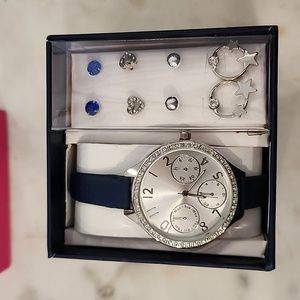 Watch silver with earrings and a good mothersday gift.